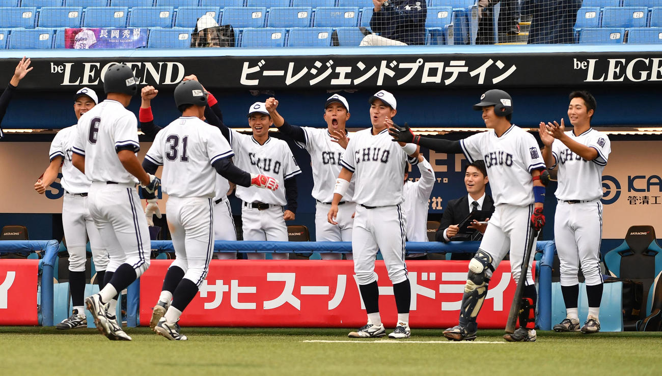 日大対中大　1回裏中大1死満塁、高橋の右中間走者一掃の三塁打に喜ぶ中大ナイン（撮影・柴田隆二）