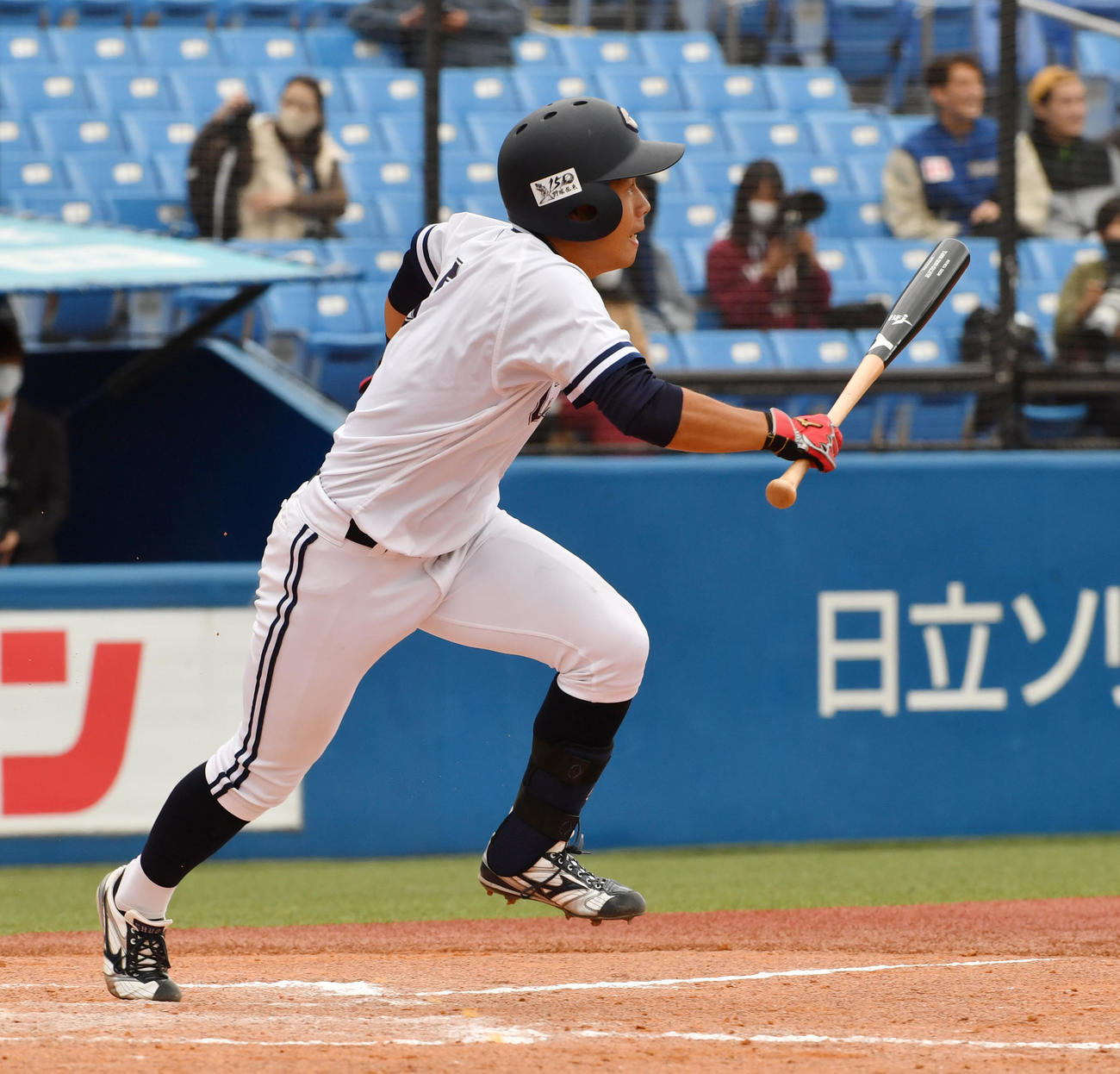 日大対中大、8回裏中大2死三塁、栗原は中前に適時打を放つ（撮影・柴田隆二）