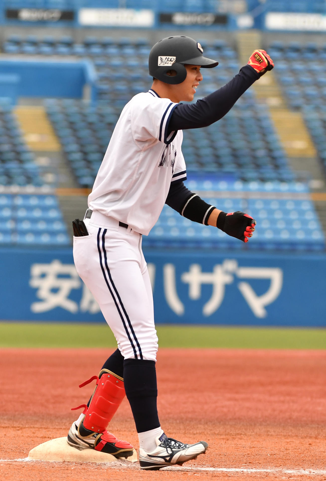 日大対中大　1回裏中大1死満塁、高橋は右中間に走者一掃の三塁打を放ちガッツポーズする（撮影・柴田隆二）