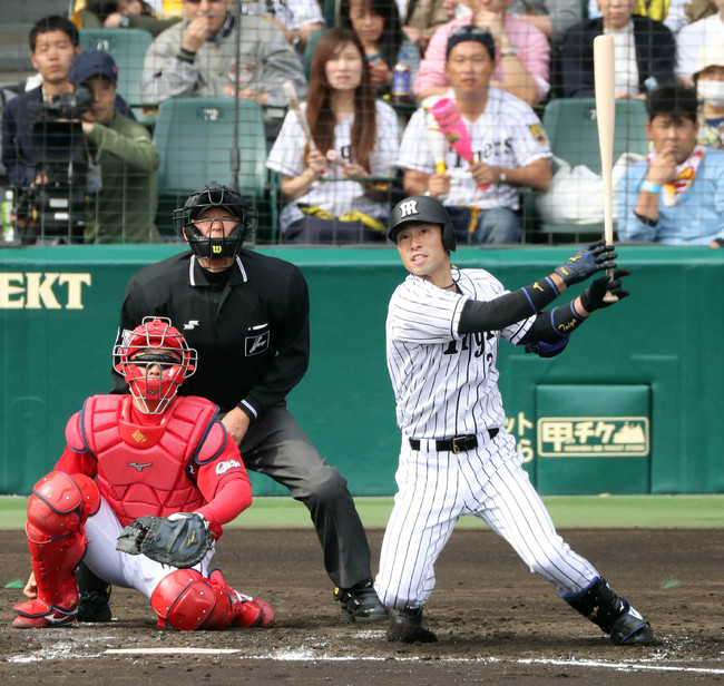 阪神対広島 4回表阪神無死一塁、江越大賀は4試合連続となる中越え2点先制本塁打を放つ（2016年4月9日）