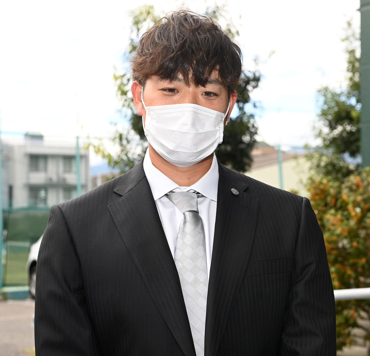 日本ハムへのトレードが決まり、囲み取材を行う斎藤（代表撮影）