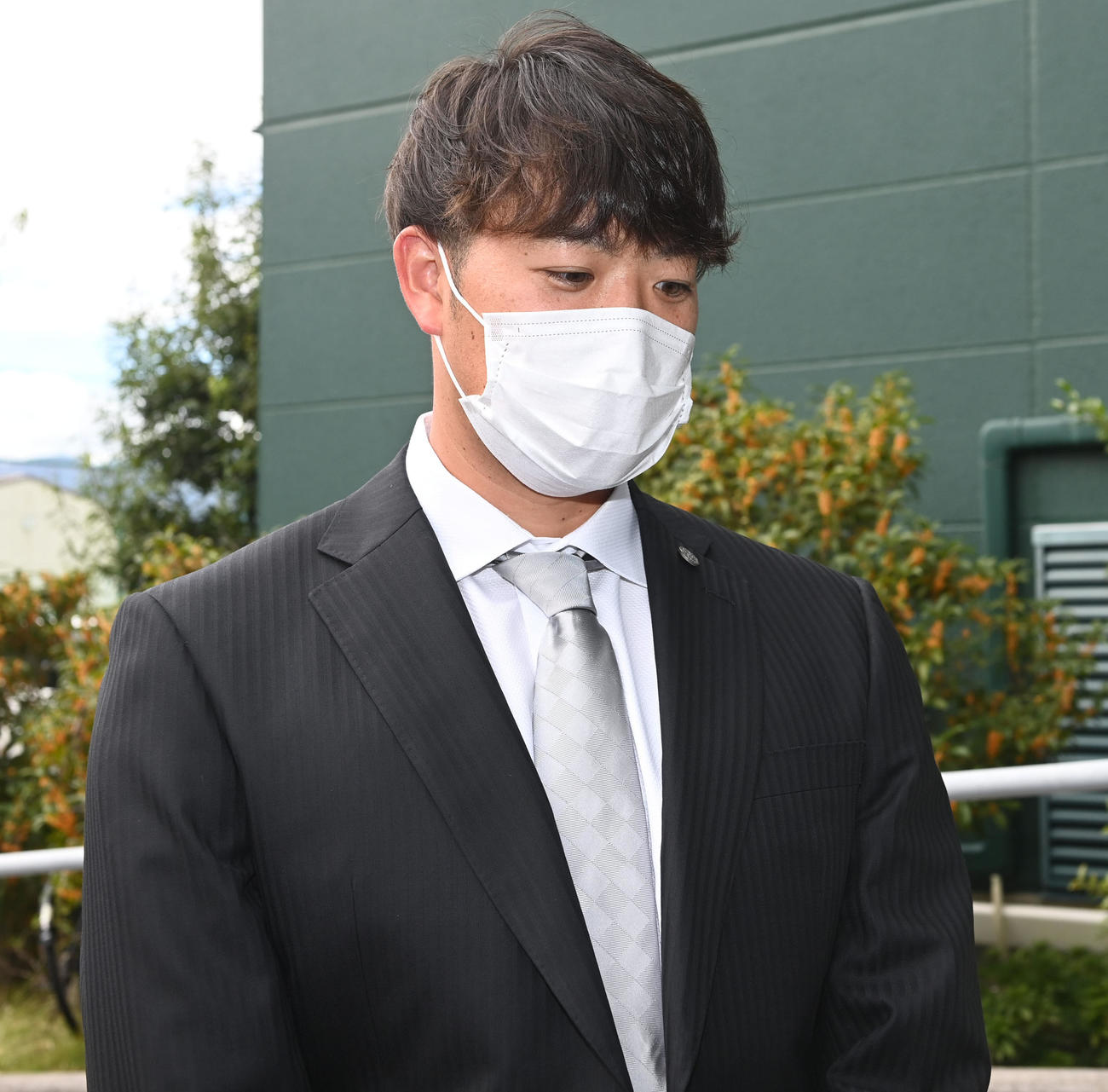 日本ハムへのトレードが決まり、囲み取材を行う斎藤（代表撮影）