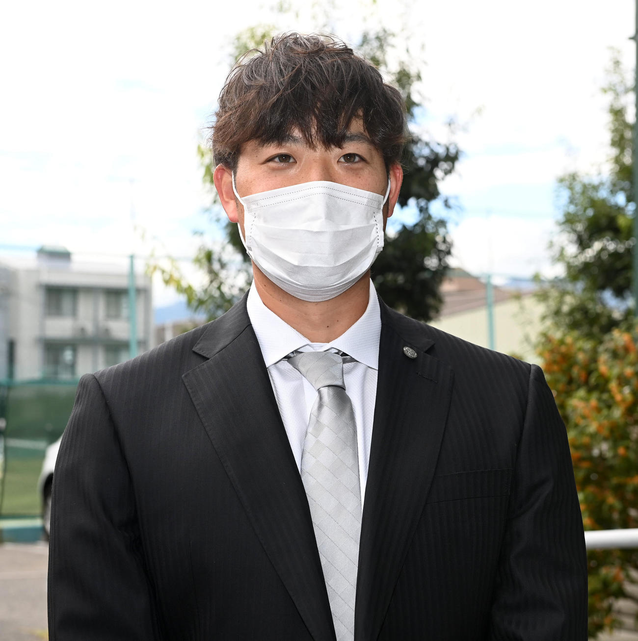 日本ハムへのトレードが決まり、囲み取材を行う斎藤（代表撮影）