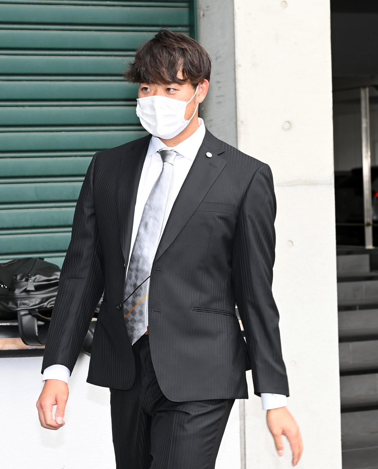 日本ハムへのトレードが決まり、囲み取材を行う斎藤（代表撮影）
