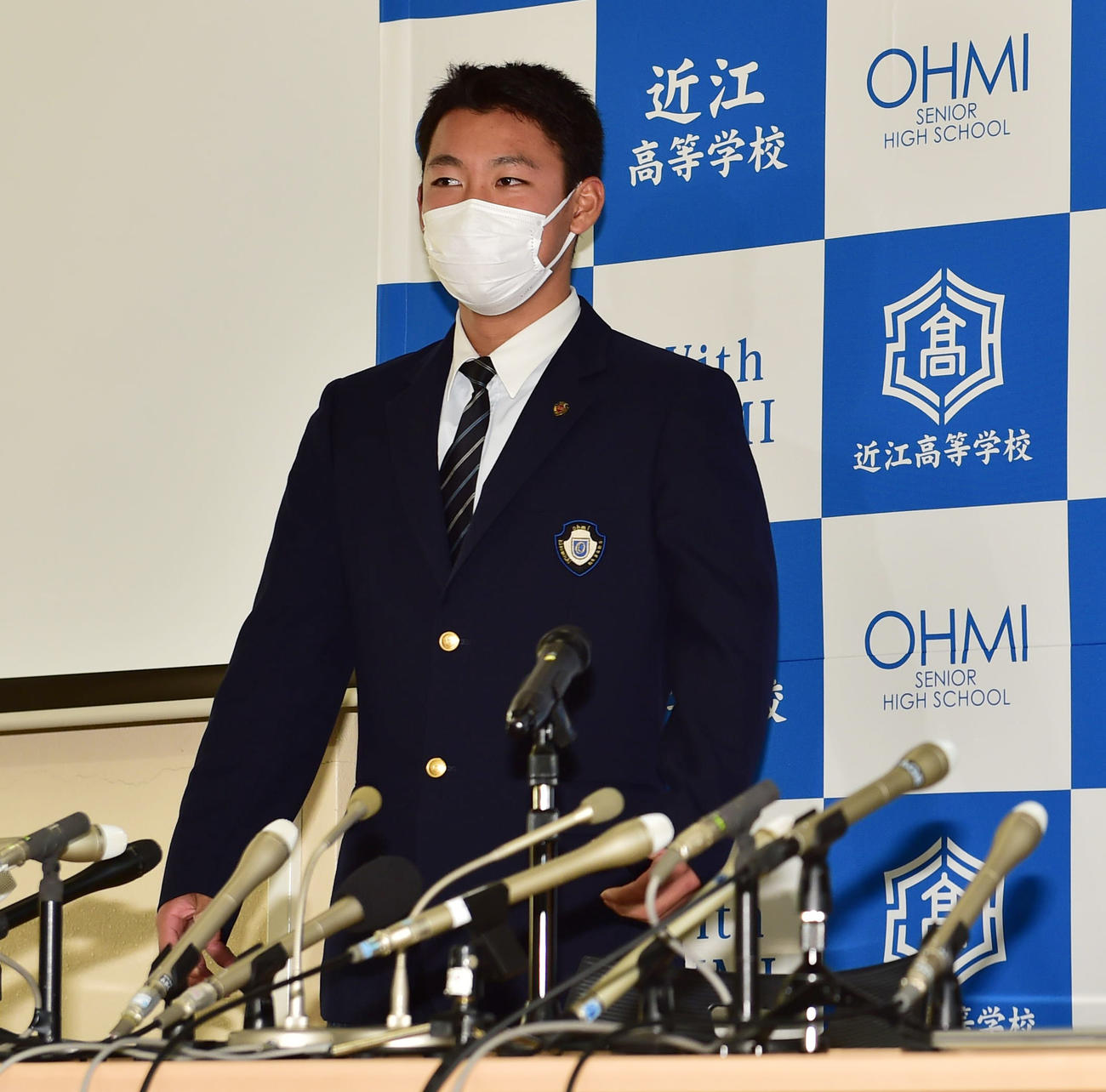 ドラフト会議開始を前に会見場に入る近江・山田（撮影・清水貴仁）