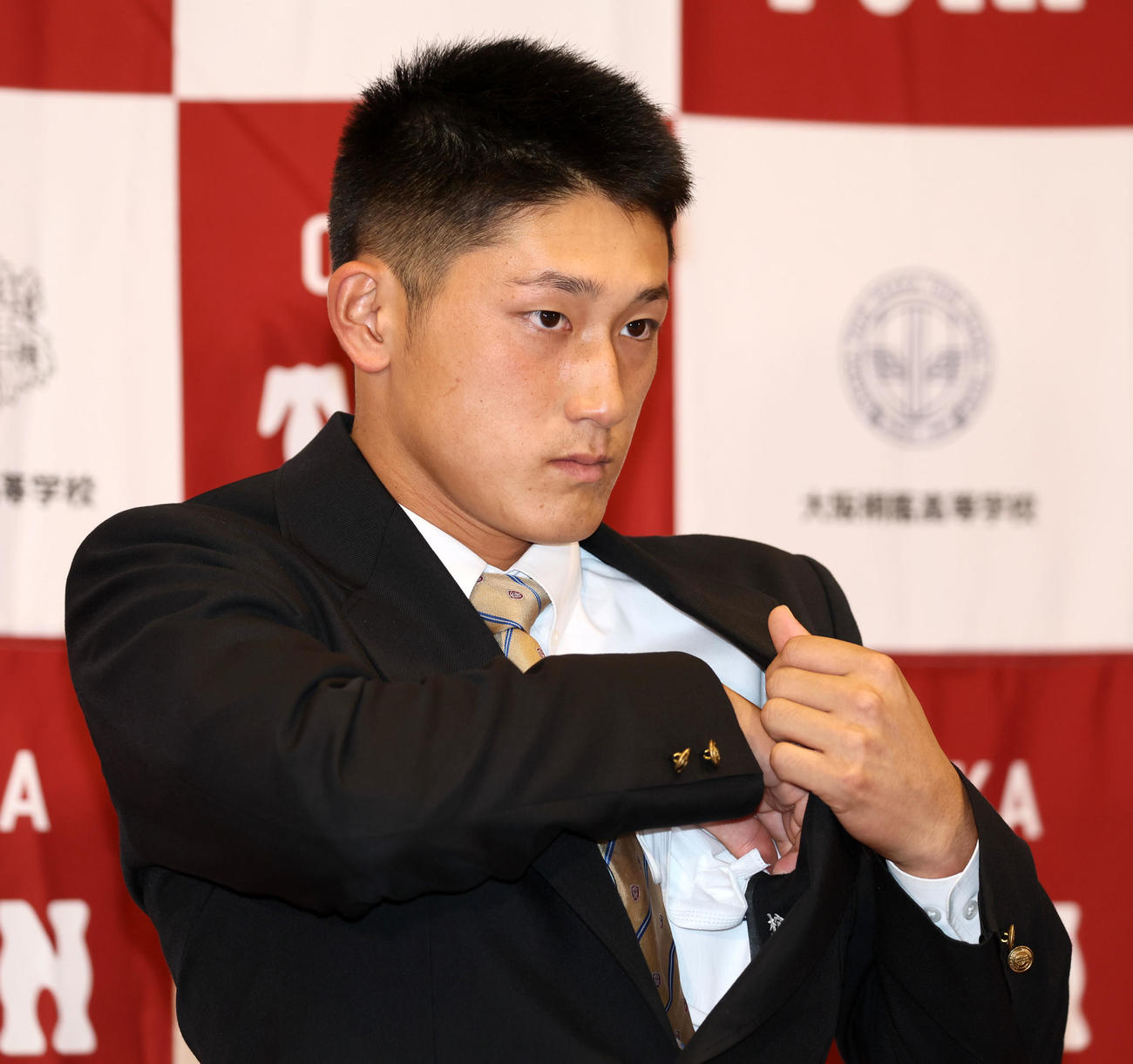 会見場に入り着席する大阪桐蔭の松尾（撮影・加藤哉）