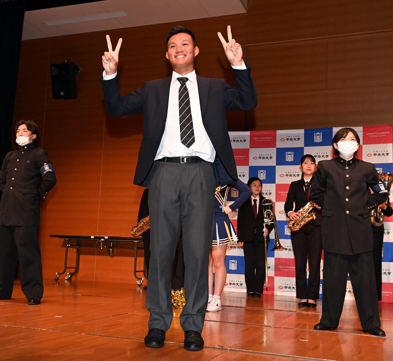 阪神から1位指名を受けた中大・森下は笑顔でポーズを決める（撮影・たえ見朱実）