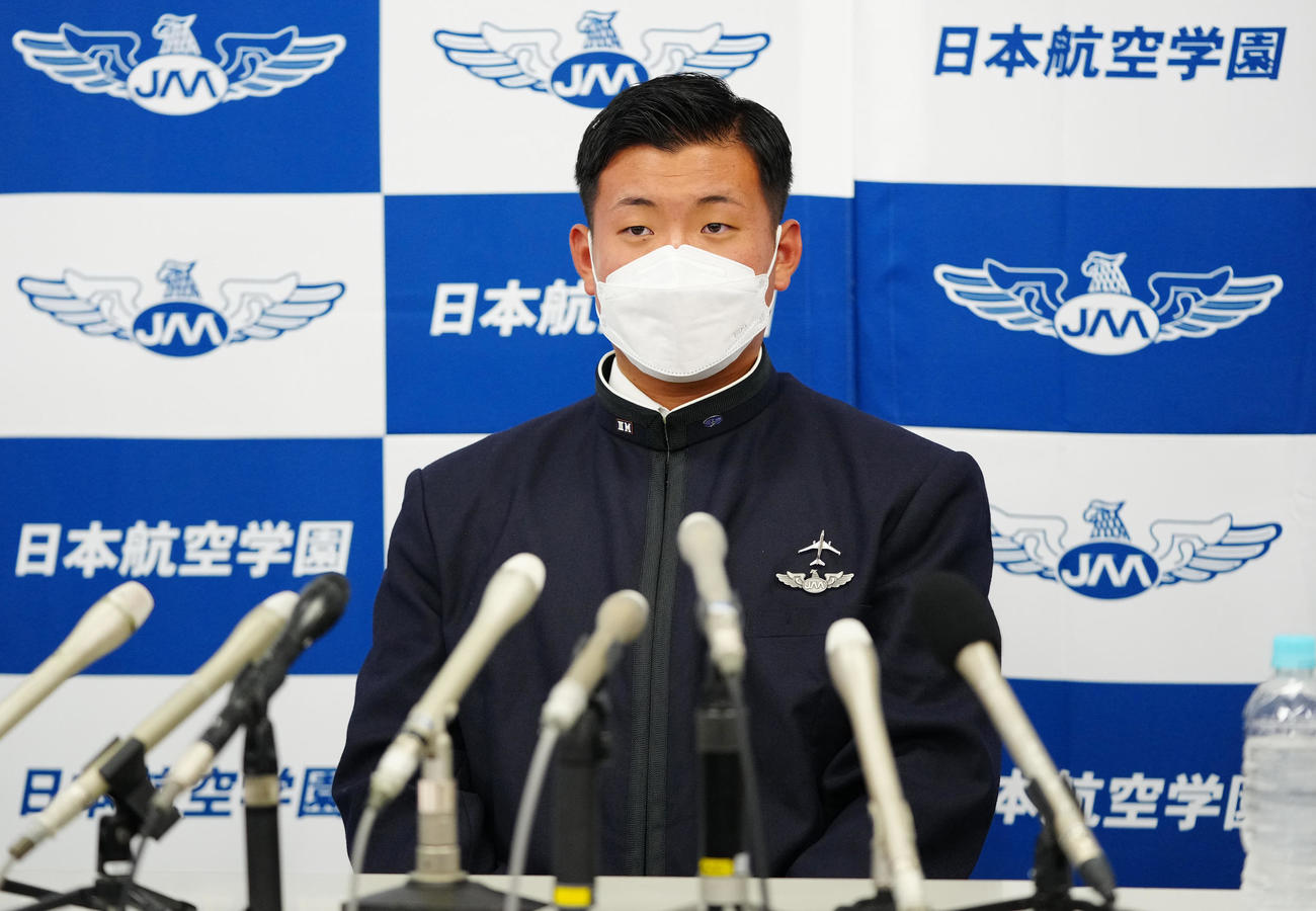 ドラフト会議の中継が始まり、緊張した面持ちの日本航空石川・内藤（撮影・江口和貴）