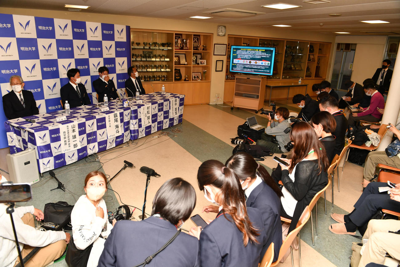 ドラフトの指名を待つ、左から2人目から明大・蓑尾海斗と村松開人（撮影・柴田隆二）
