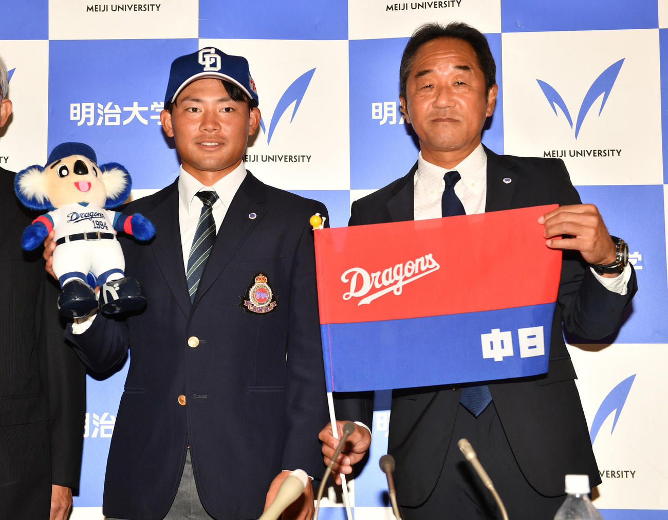 ドラフトで中日から2位に指名された明大・村松（左）は田中監督と記念撮影に納まる（撮影・柴田隆二）