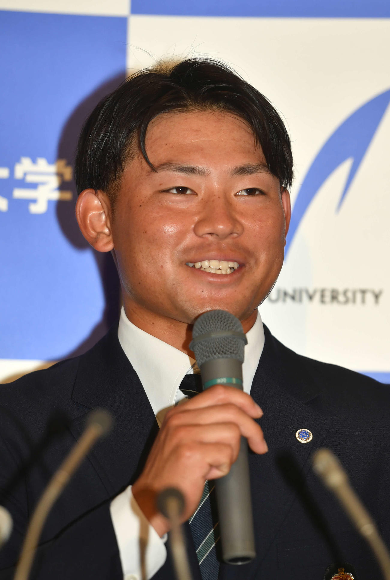 中日から2位指名を受けた明大・村松は、会見で抱負を語る（撮影・柴田隆二）