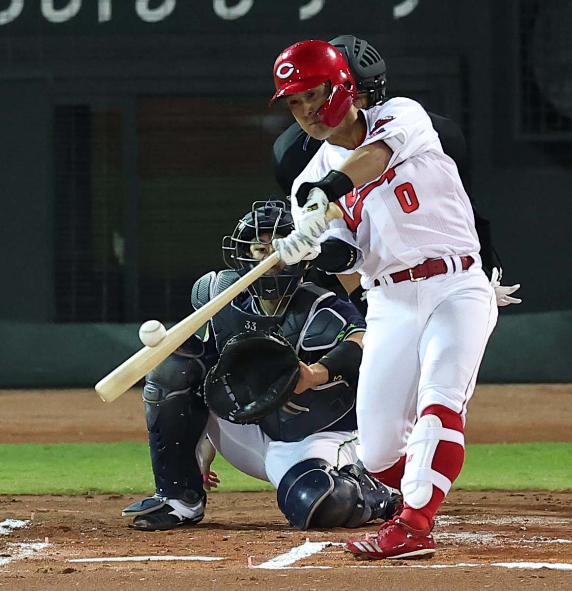 左越え2点本塁打を放つ広島上本崇司（2022年9月29日撮影）