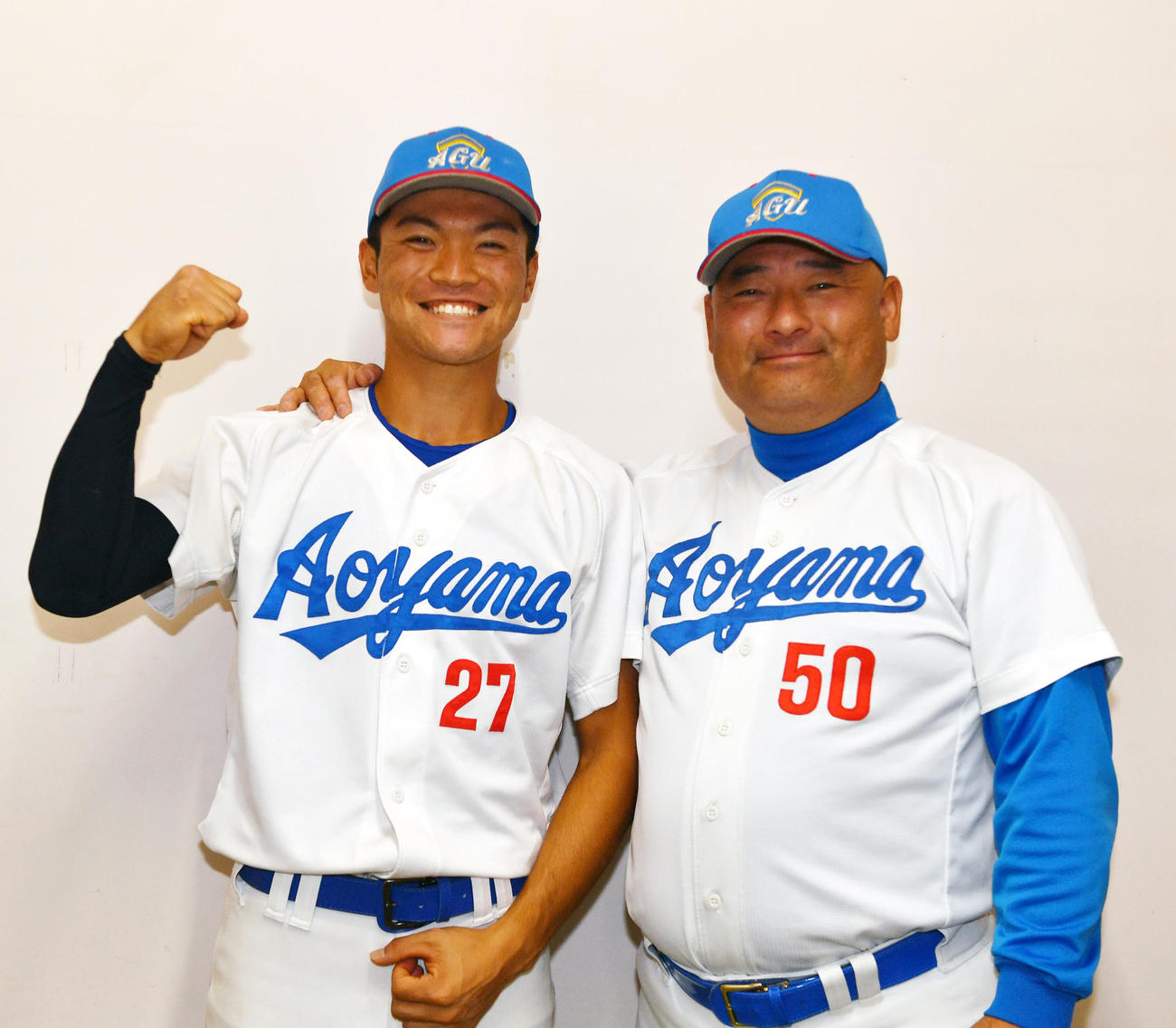 駒大対青学大　逆転3ランの青学大・山中（左）は安藤監督から祝福され笑顔を見せる（撮影・柴田隆二）