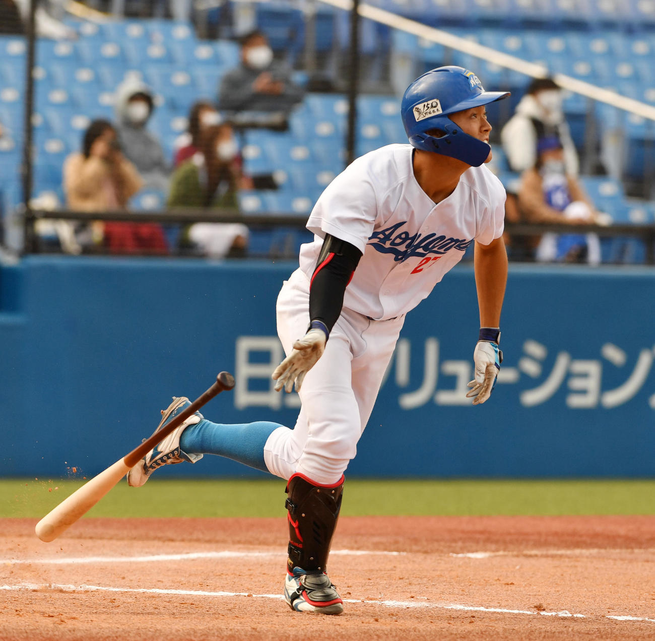 駒大対青学大　7回裏青学大2死一、三塁、山中は右越えに逆転3ランを放つ（撮影・柴田隆二）