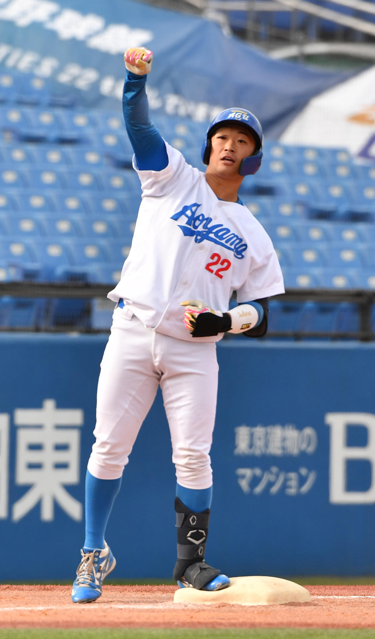 駒大対青学大　7回裏青学大1死一、三塁、佐藤英は左越えに適時二塁打を放ち、相手エラーで三塁に行きガッツポーズする（撮影・柴田隆二）