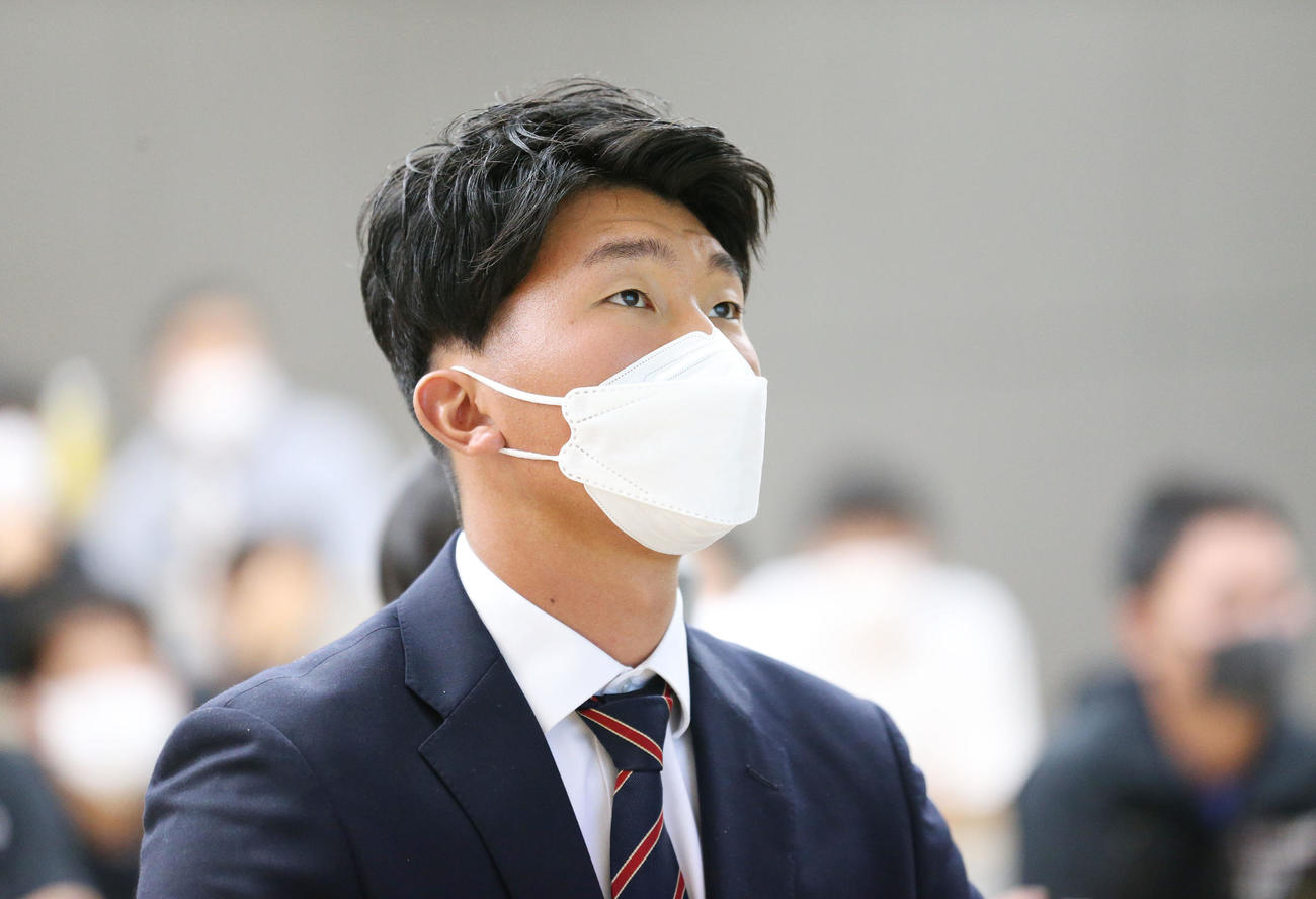 ドラフト会議を見つめる国学院大・田中千晴投手（撮影・宮地輝）