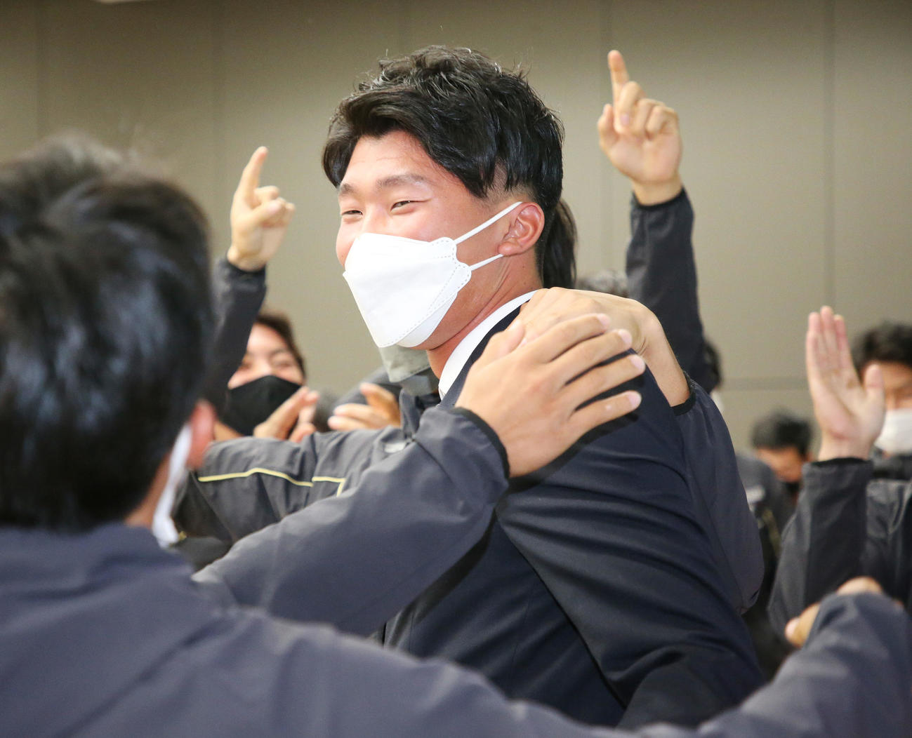 巨人から指名され祝福される国学院大・田中千晴投手（撮影・宮地輝）