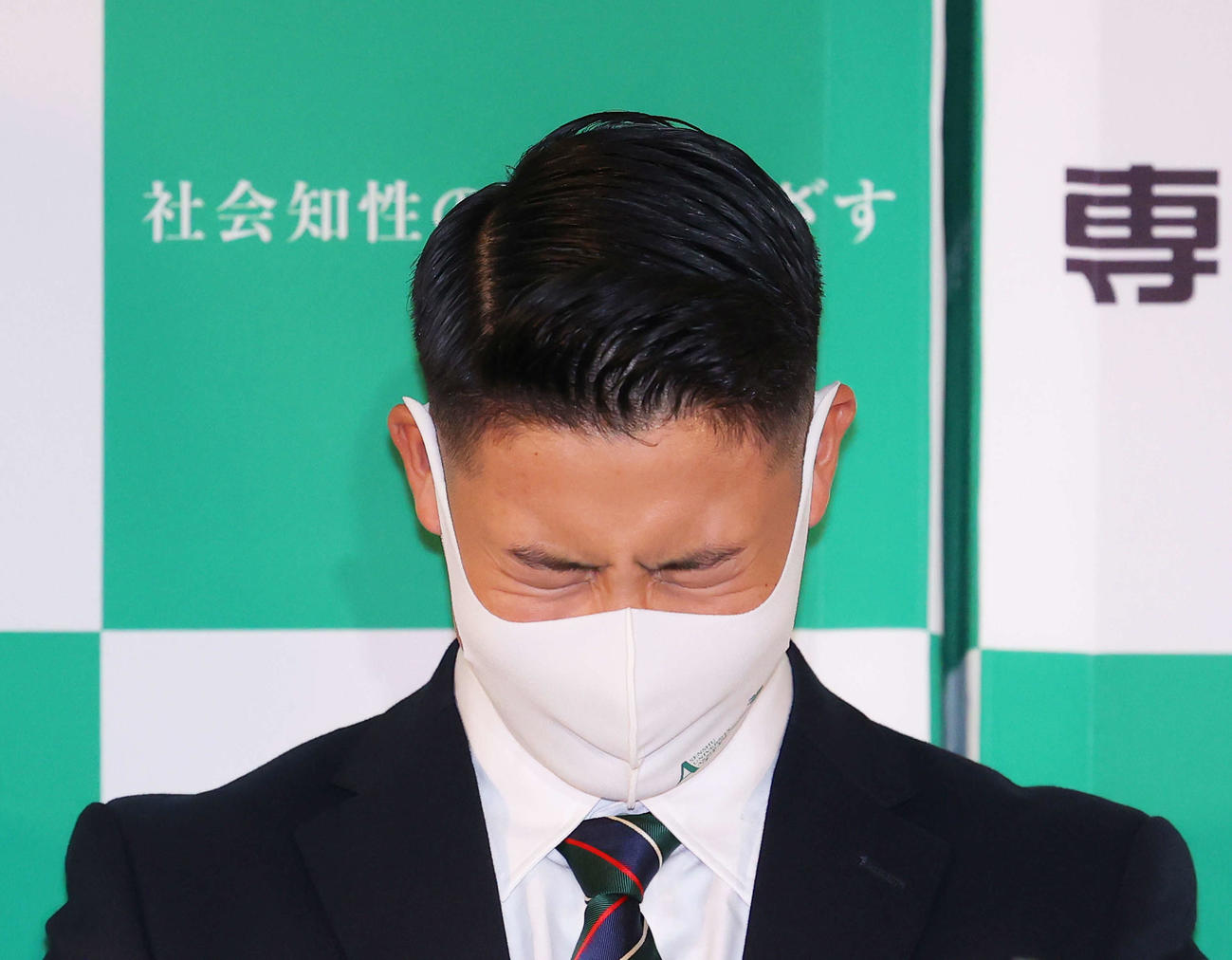 ロッテから1位指名を受け歓喜する専大・菊地（撮影・河田真司）