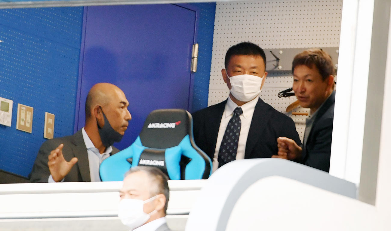 日大対中大戦を視察する立浪監督（右）は和田新打撃コーチ（左）とテレビブースで打撃について話していた（撮影・柴田隆二）