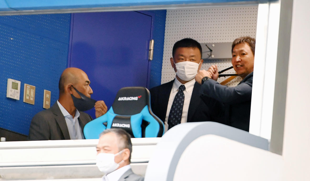 日大対中大戦を視察する立浪監督（右）は和田新打撃コーチ（左）とテレビブースで打撃について話していた（撮影・柴田隆二）