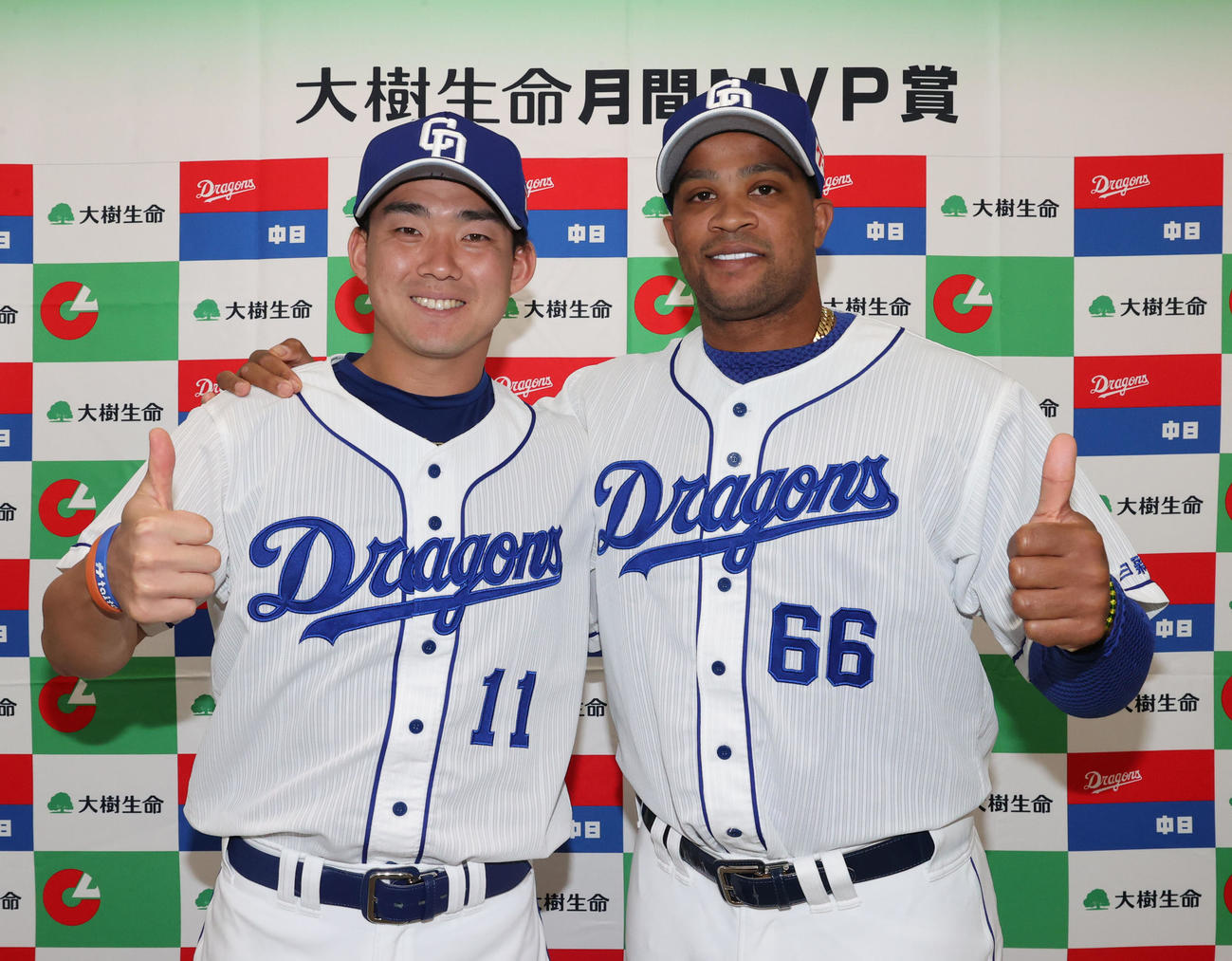 大樹生命月間MVP賞を受賞しポーズを決める中日小笠原（左）とビシエド