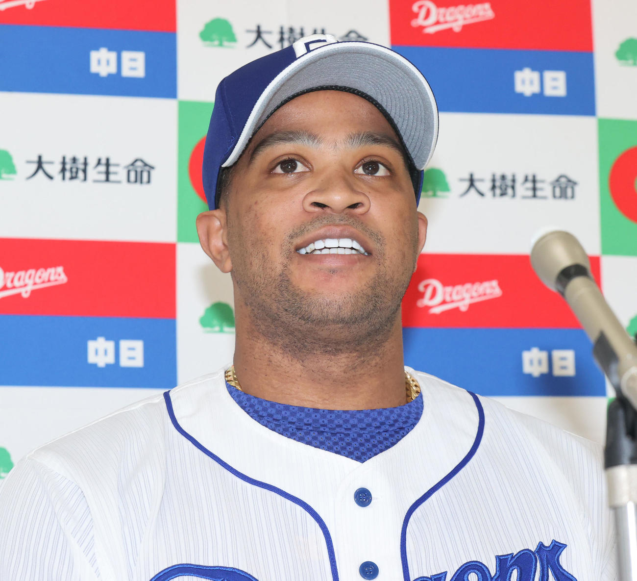 大樹生命月間MVP賞を受賞し会見する中日ビシエド