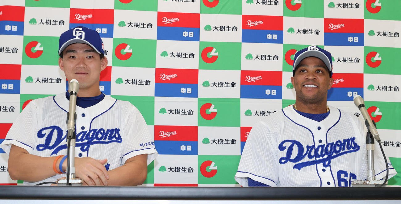 大樹生命月間MVP賞を受賞した中日小笠原慎之介（左）とダヤン・ビシエド
