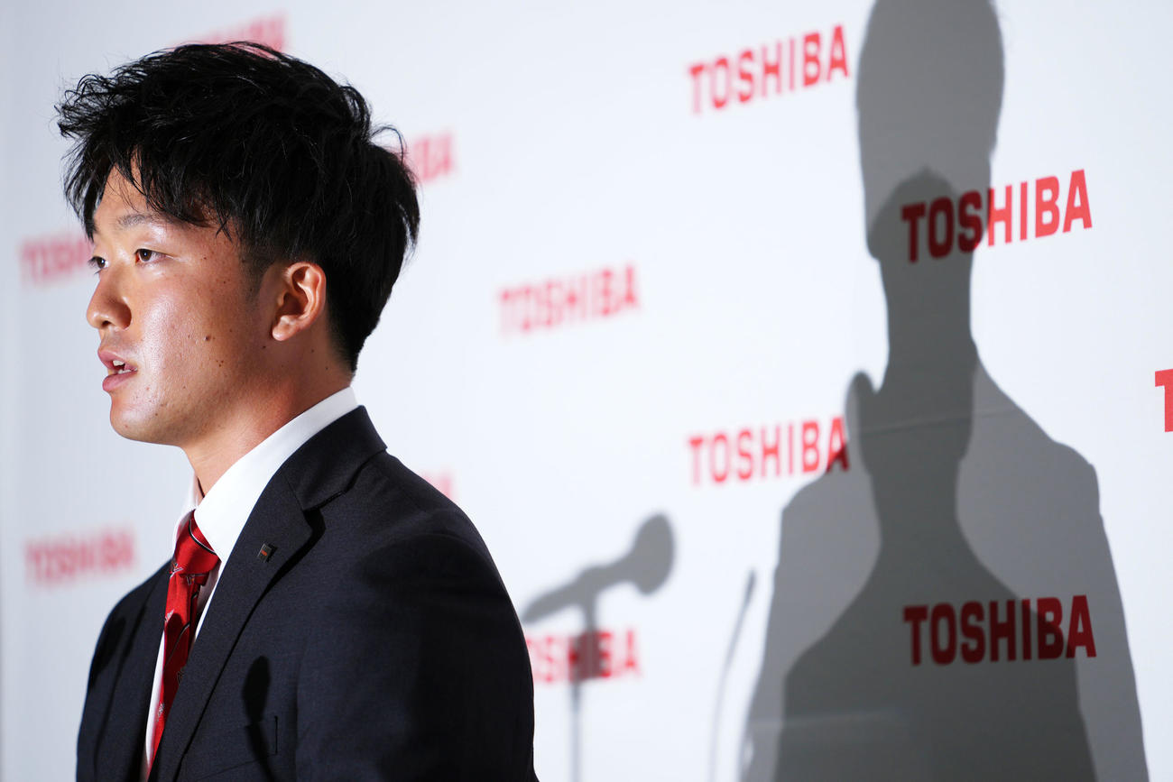 ヤクルトから1位指名を受け会見に臨む東芝・吉村（撮影・横山健太）