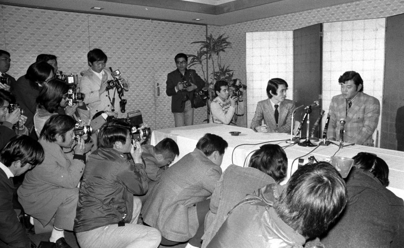1976年1月、トレードで阪神から南海へ移籍し、記者会見をする江夏豊（右）