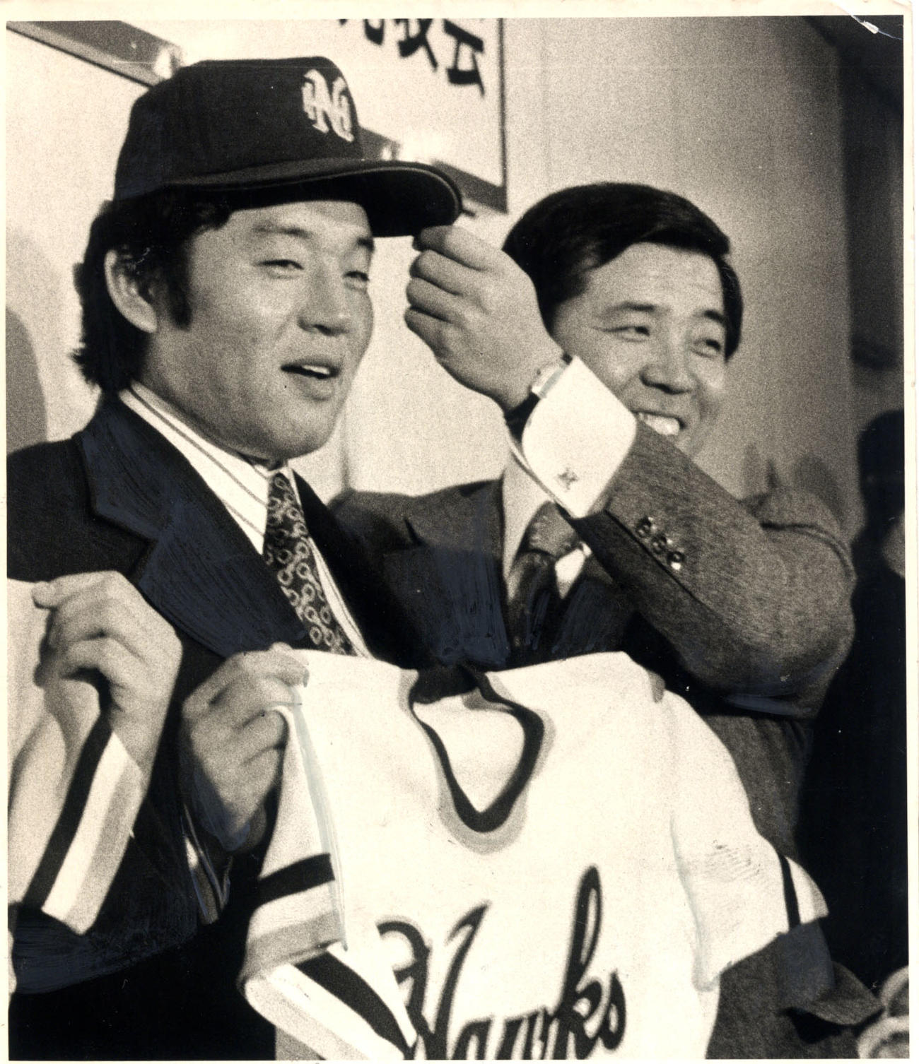 1976年（昭51）1月、江夏豊が南海へトレードされた。右は野村克也氏