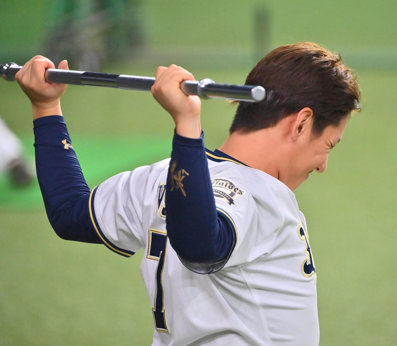 打撃前、器具と使いウオームアップするオリックス吉田正（撮影・和賀正仁）