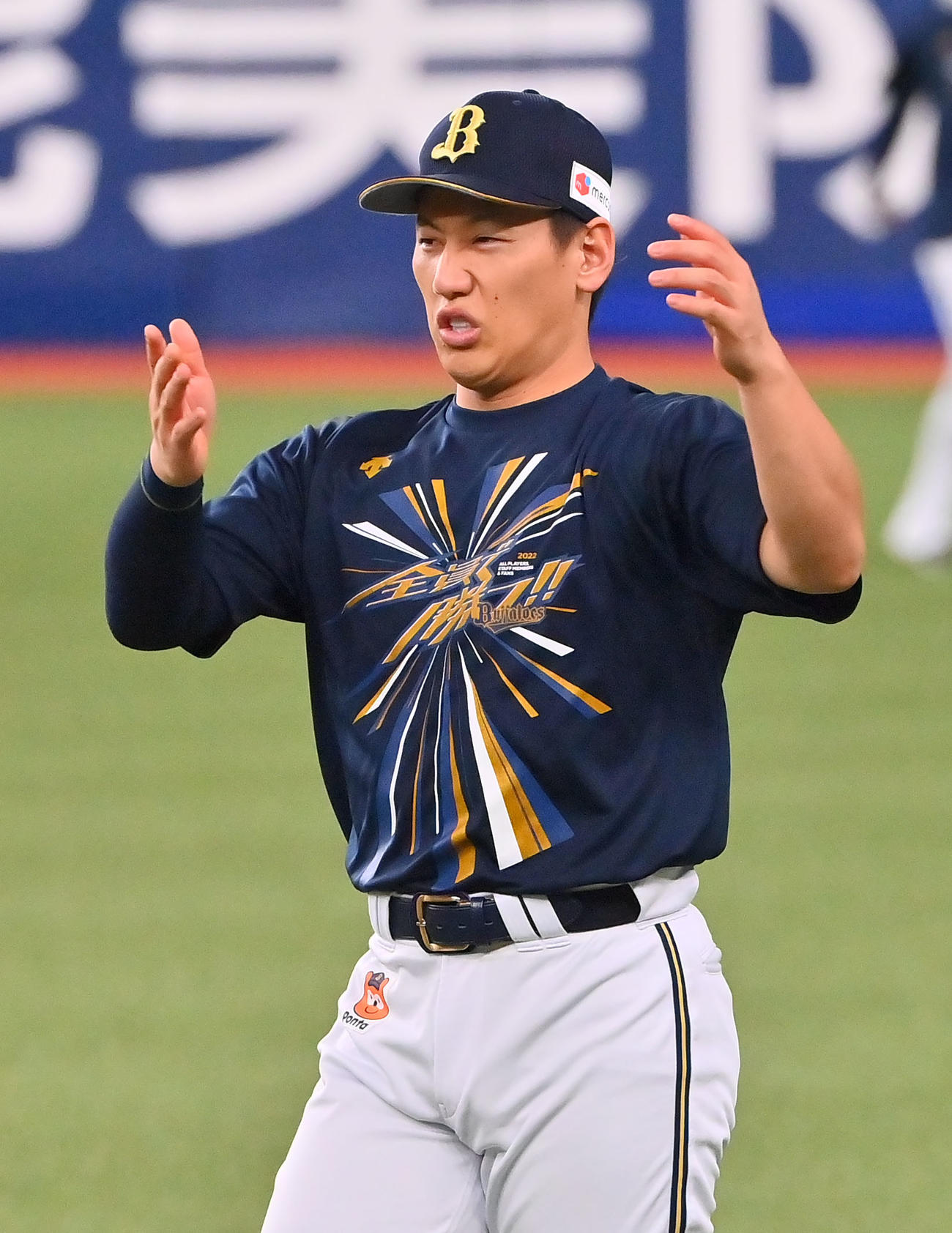 厳しい表情でウオームアップするオリックス吉田正（撮影・和賀正仁）