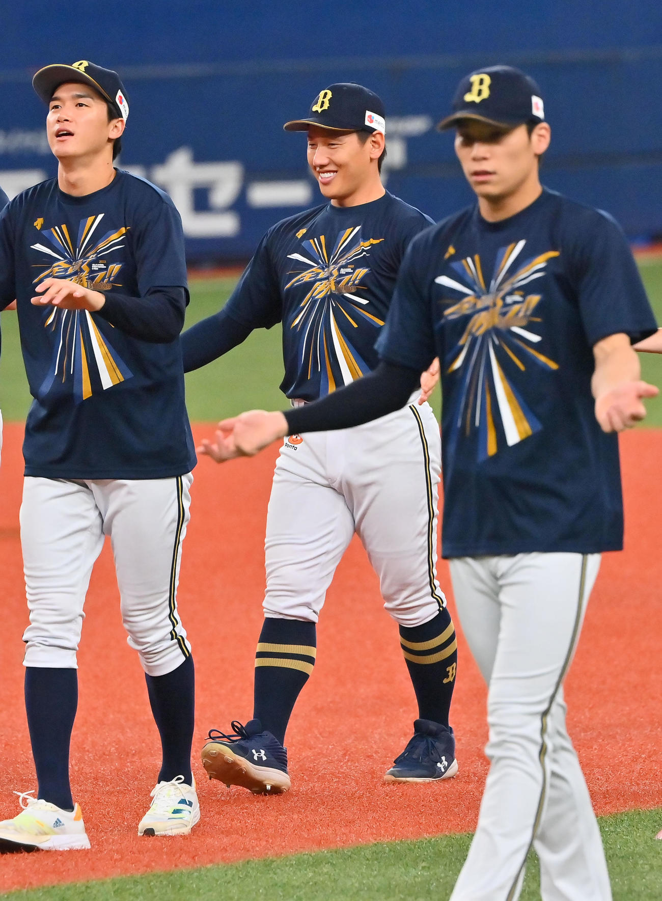笑顔でウオームアップするオリックス吉田正（撮影・和賀正仁）