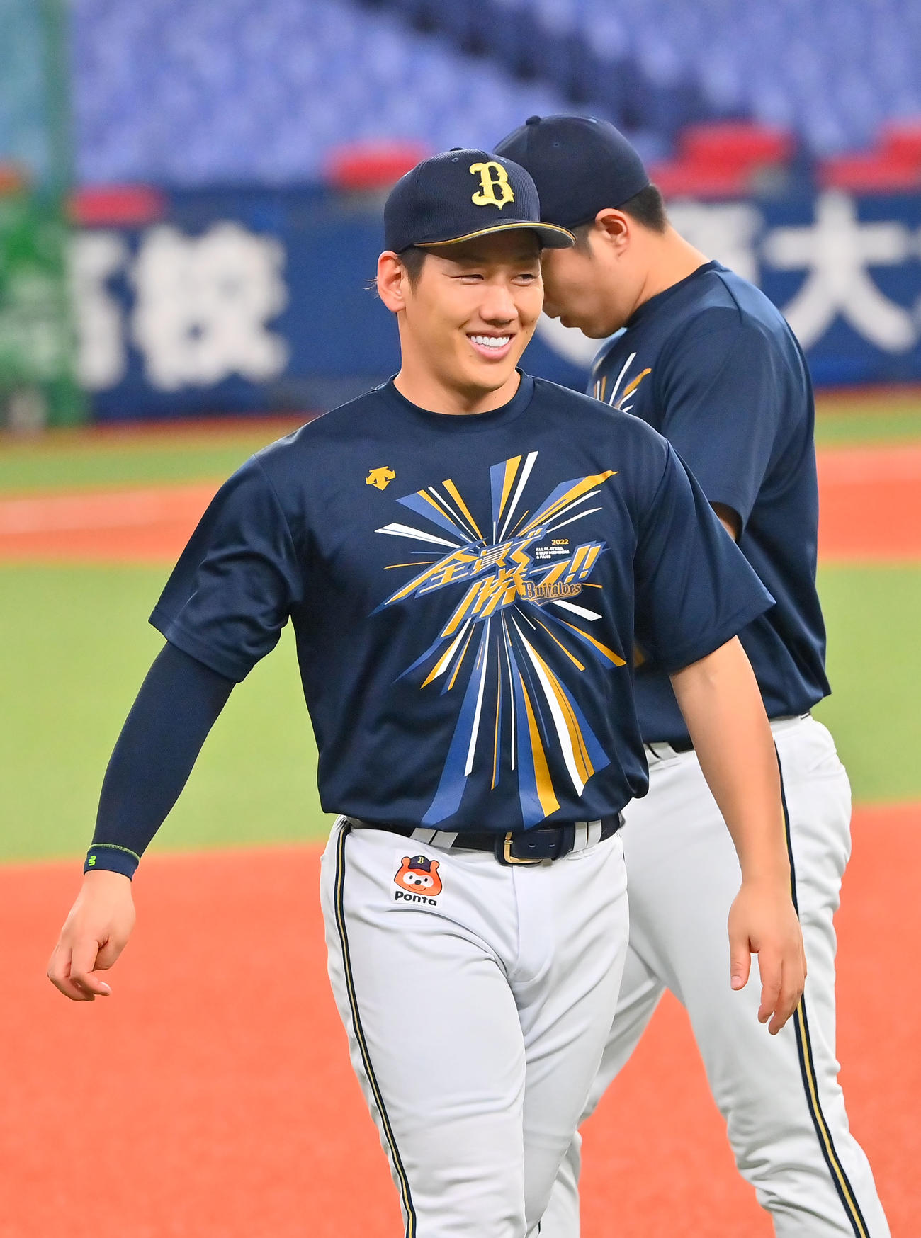 笑顔でウオームアップするオリックス吉田正（撮影・和賀正仁）