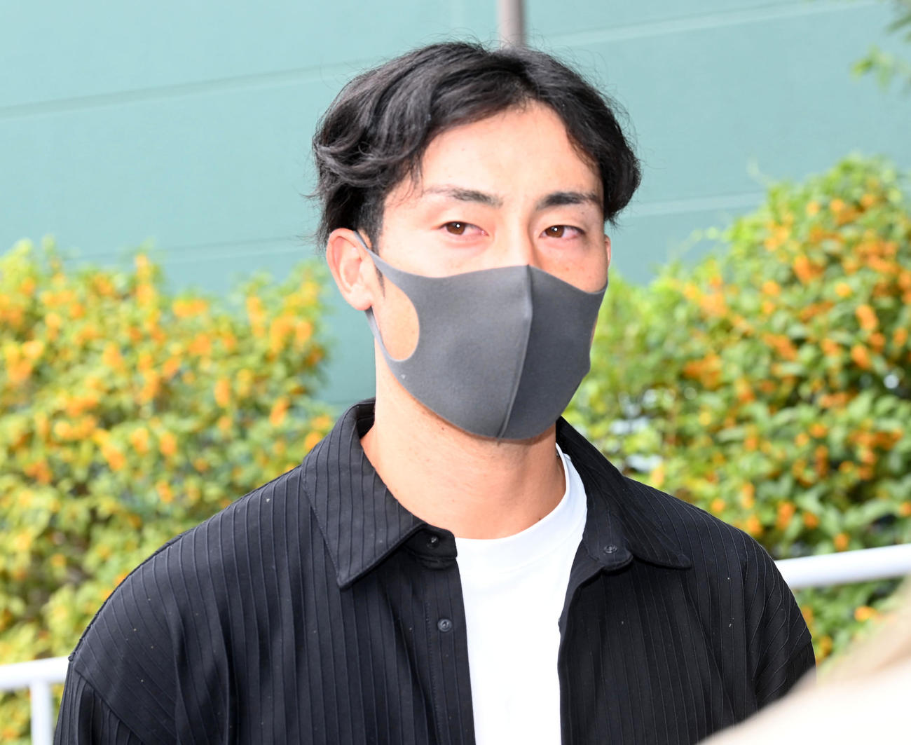 日本ハムへのトレードが決まり、囲み取材を受ける江越（代表撮影）