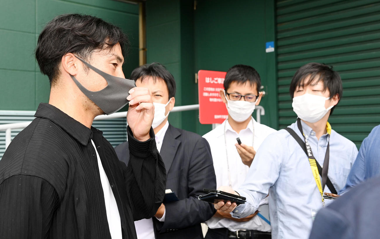 日本ハムへのトレードが決まり、囲み取材を受ける江越（代表撮影）