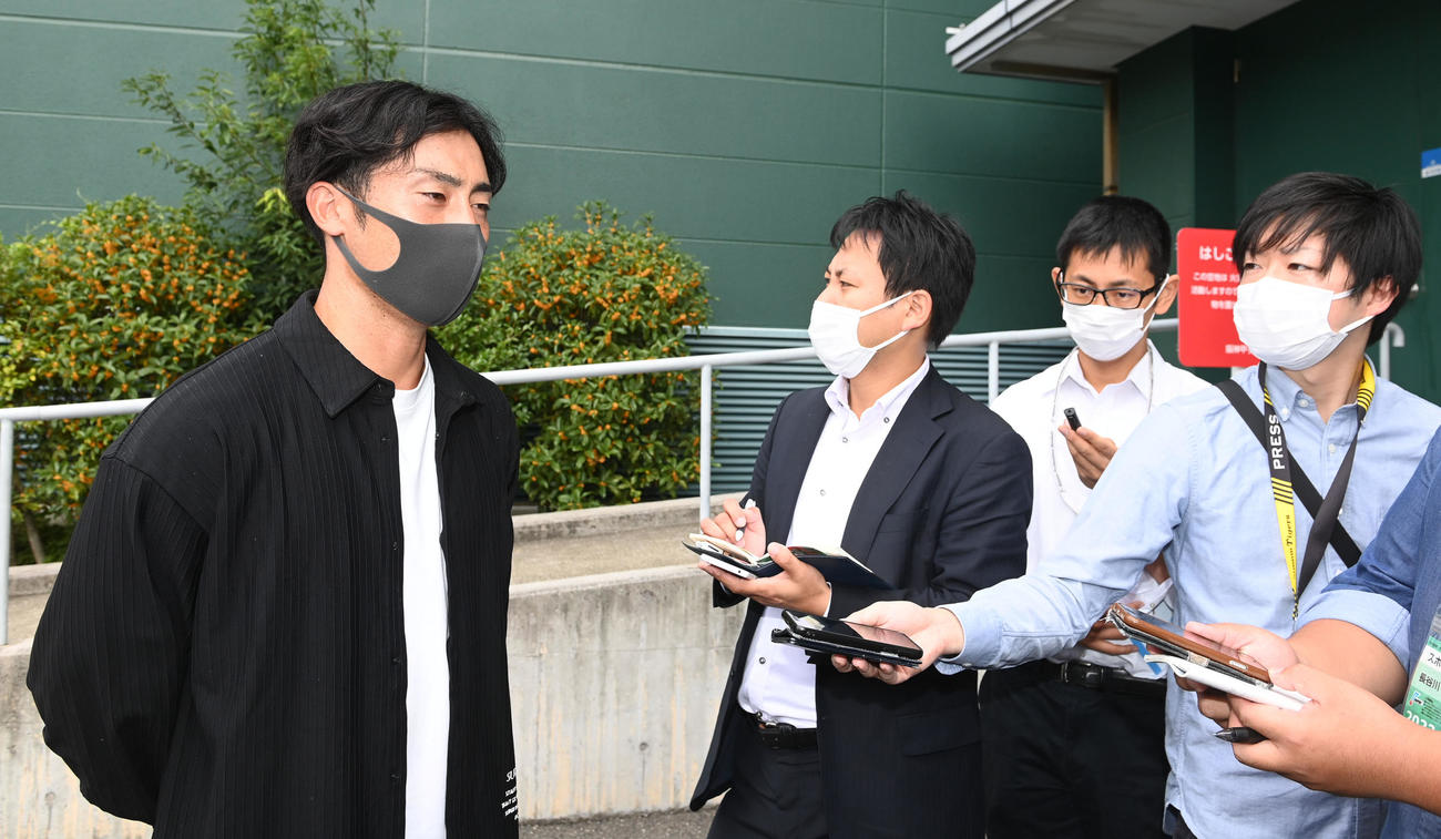 日本ハムへのトレードが決まり、囲み取材を受ける江越（代表撮影）