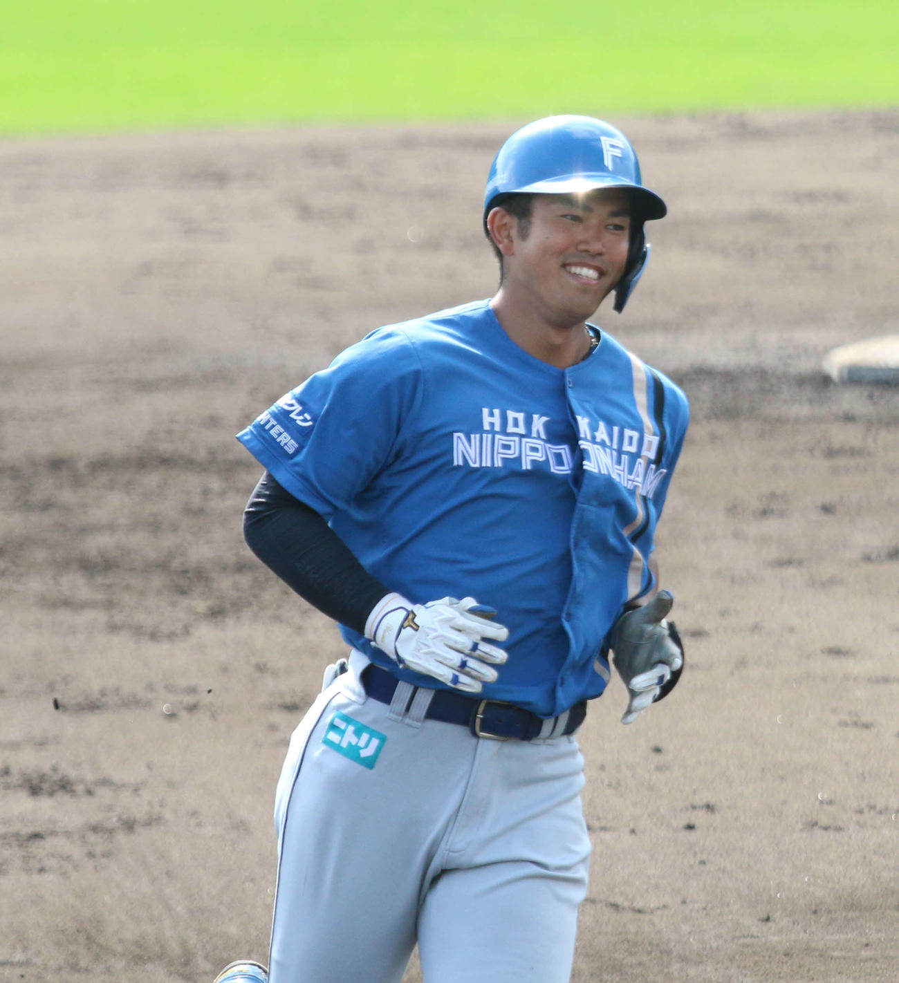 フェニックスリーグ中日戦の4回に先制2ランを放つ日本ハム今川（撮影・木下大輔）