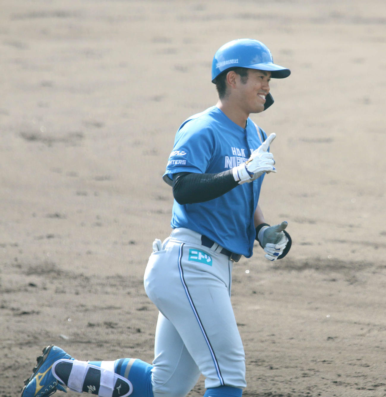 フェニックスリーグ中日戦の4回に先制2ランを放つ日本ハム今川（撮影・木下大輔）