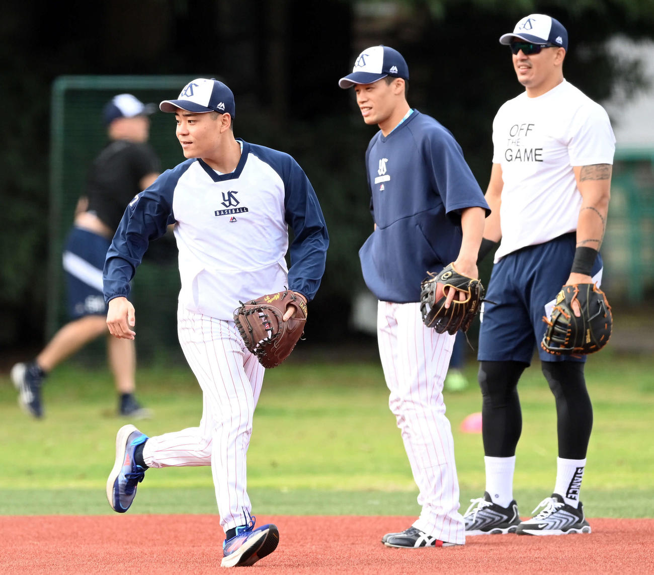 軽快な動きを見せるヤクルト中村（撮影・たえ見朱実）