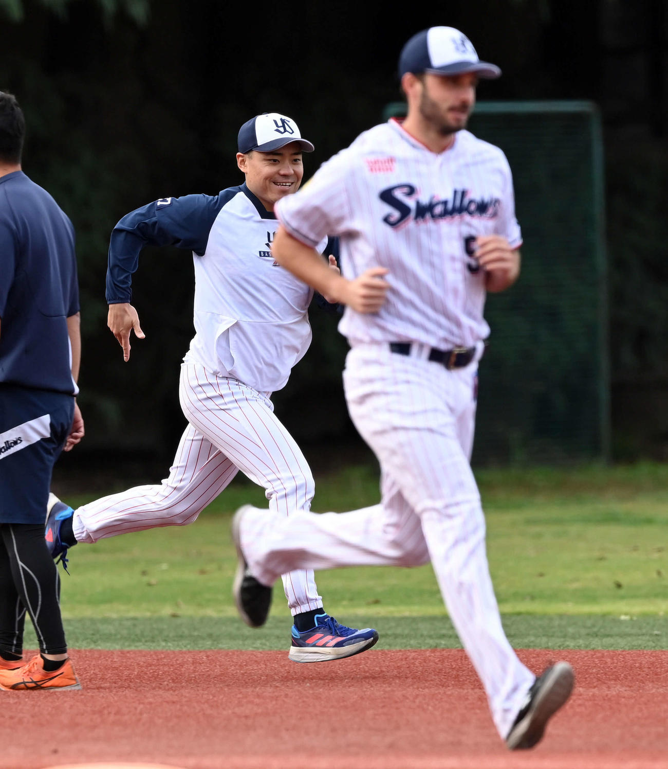 ダッシュを繰り返すヤクルト中村（撮影・たえ見朱実）