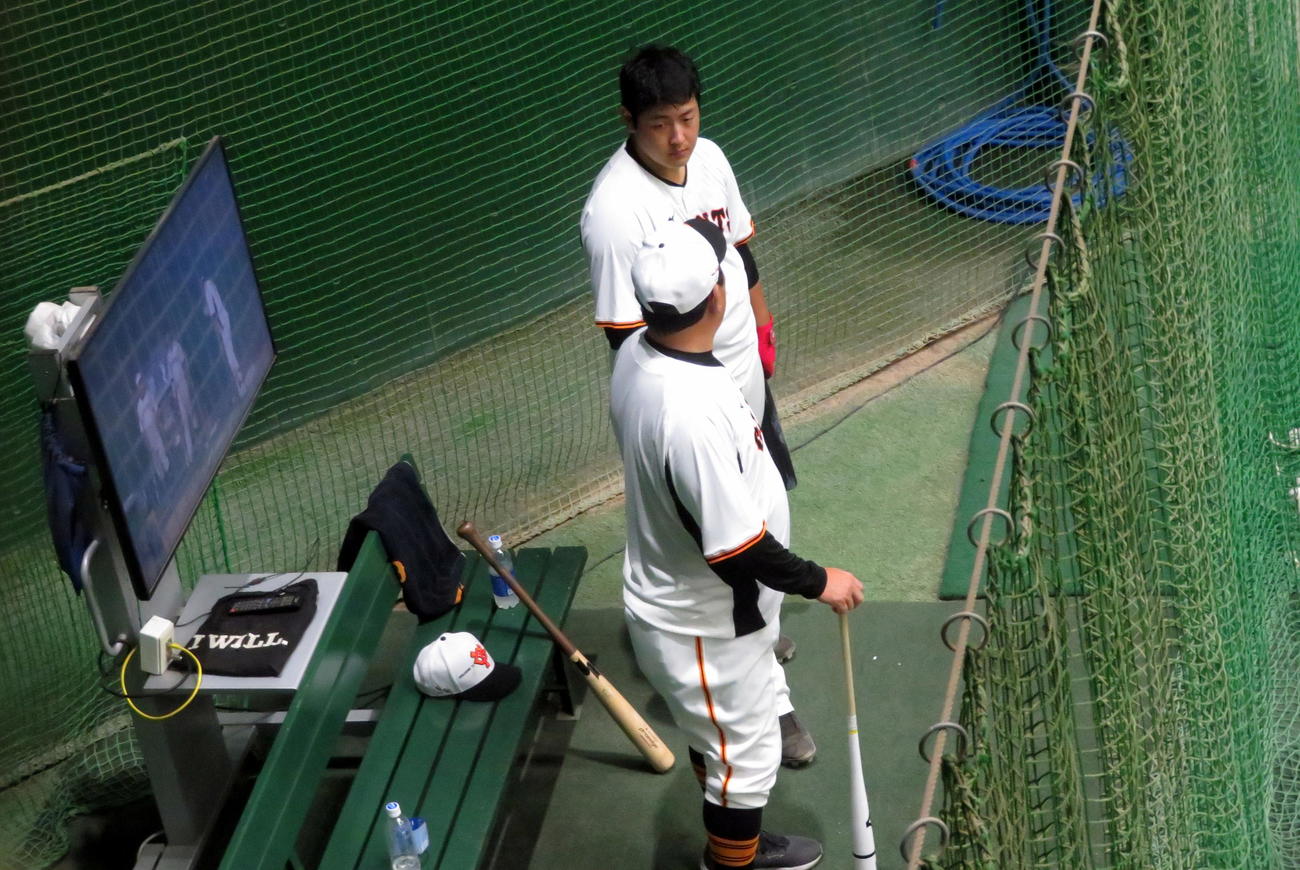 大久保次期打撃チーフコーチに指導を受ける巨人岡本和（撮影・三須一紀）
