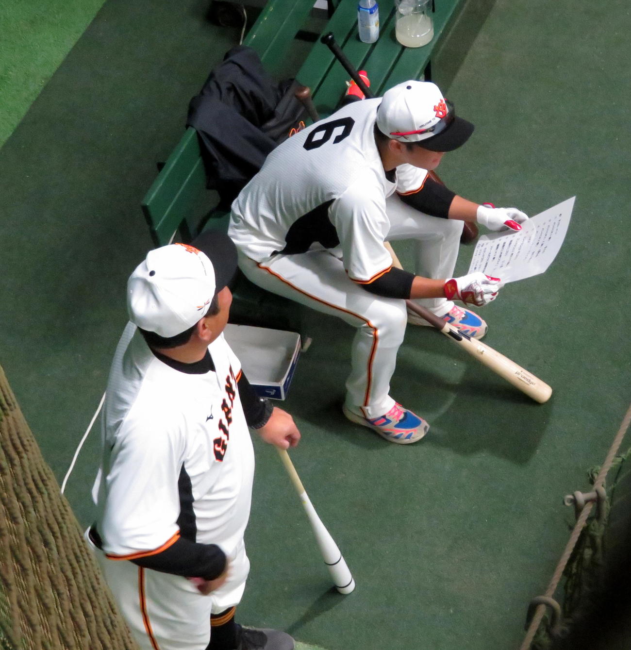 「15ケース打撃」の内訳を手にチームメートの打撃を見守る巨人坂本と大久保次期打撃チーフコーチ（左）（撮影・三須一紀）