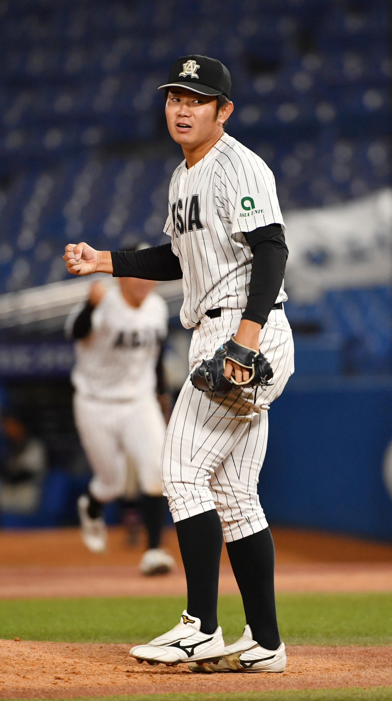 亜大対国学院大　完封勝利を挙げガッツポーズする亜大・青山（撮影・柴田隆二）