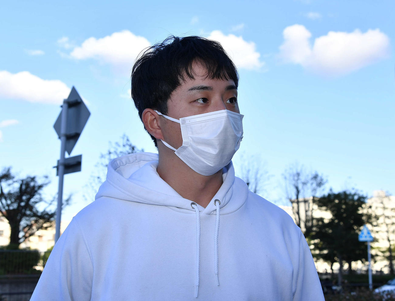 囲み取材を受けるソフトバンク大関（撮影・岩下翔太）