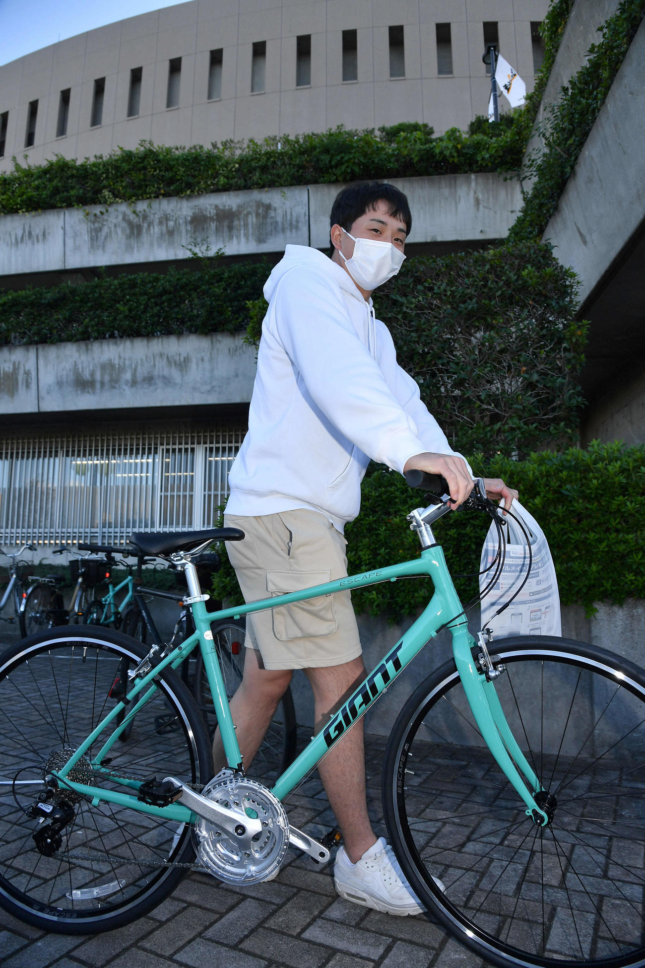 自転車で球場に訪れたソフトバンク大関（撮影・岩下翔太）