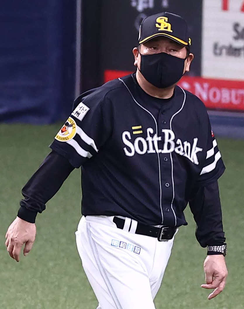 15日、オリックス対ソフトバンク　選手交代を告げる藤本監督