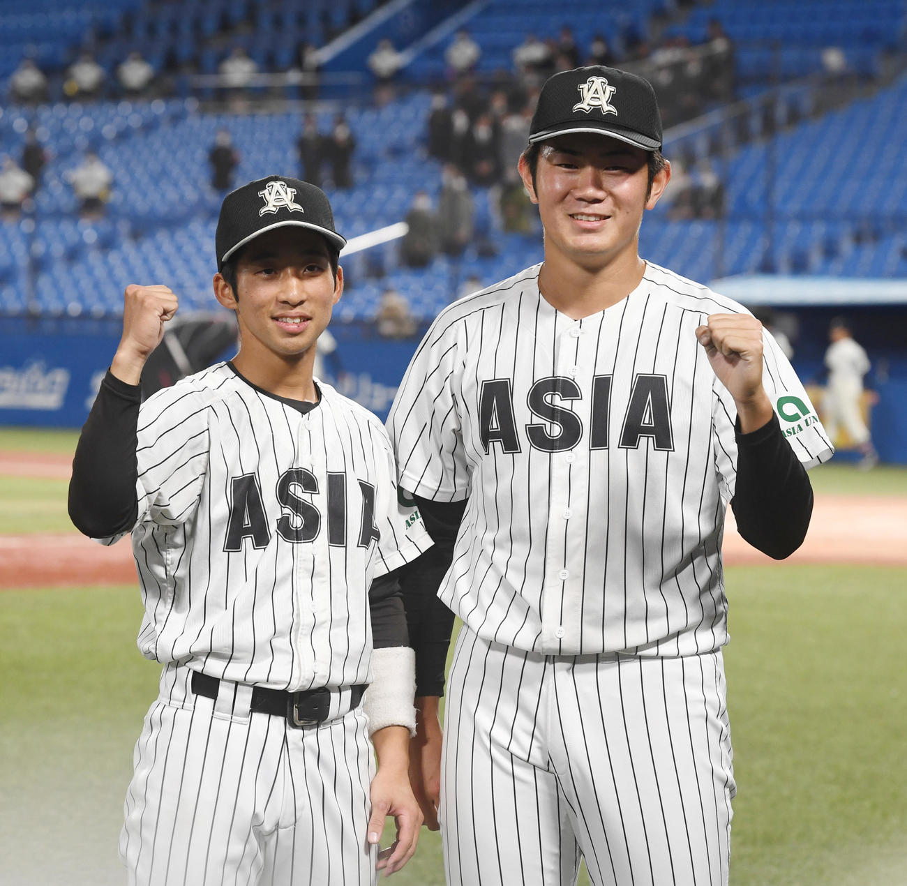 亜大対国学院大　完封勝利を挙げた亜大・青山（右）は田中幹主将とガッツポーズする（撮影・柴田隆二）