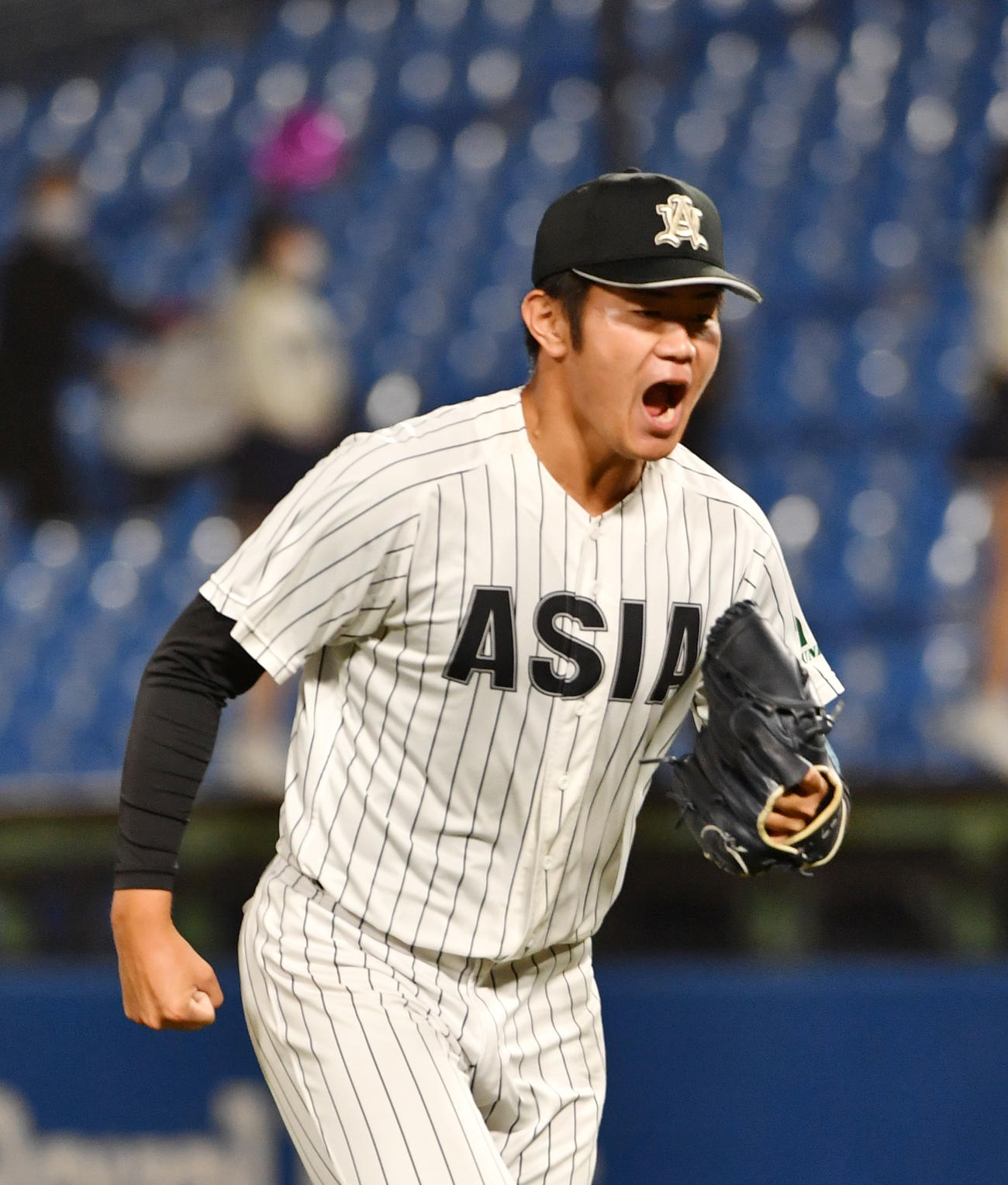 亜大対国学院大　8回裏国学院大2死満塁、吉川を空振り三振に仕留めほえる亜大・青山（撮影・柴田隆二）
