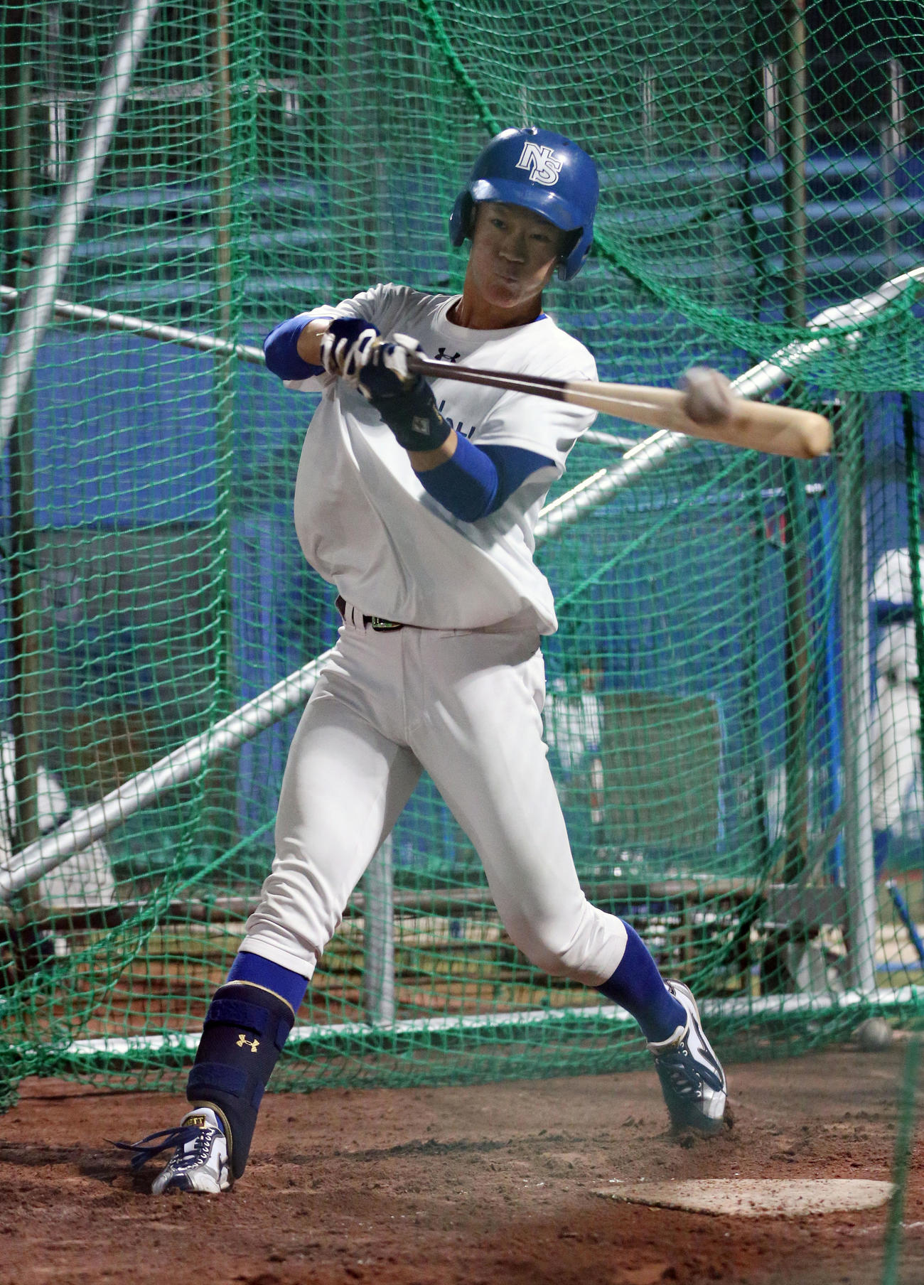 打撃練習する日体大・矢沢（撮影・宮地輝）